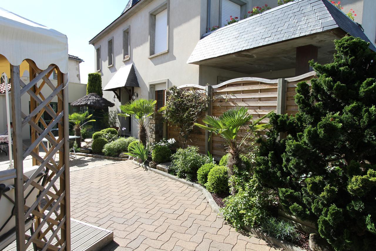 Logis Hotel Restaurant Le Grand Turc LʼOie Exterior foto
